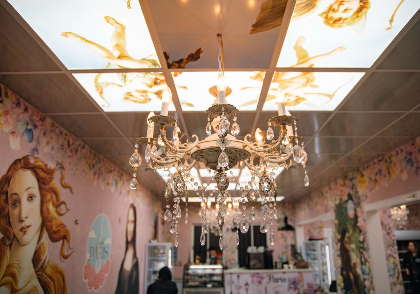 Interior del Café París con lámpara de cristal y cielo iluminado