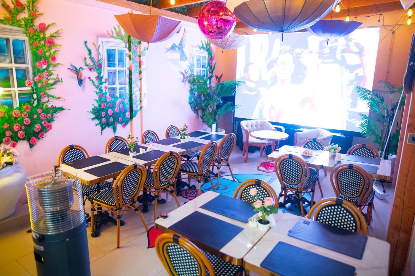Terraza techada del Café París con pantalla gigante