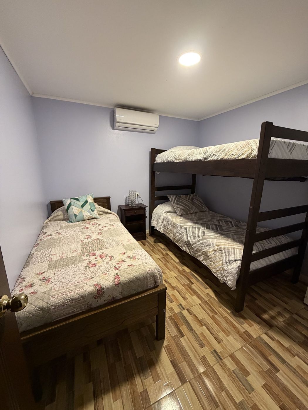Dormitorio con camarote y cama