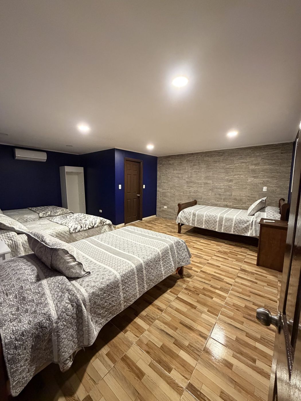Dormitorio con dos camas