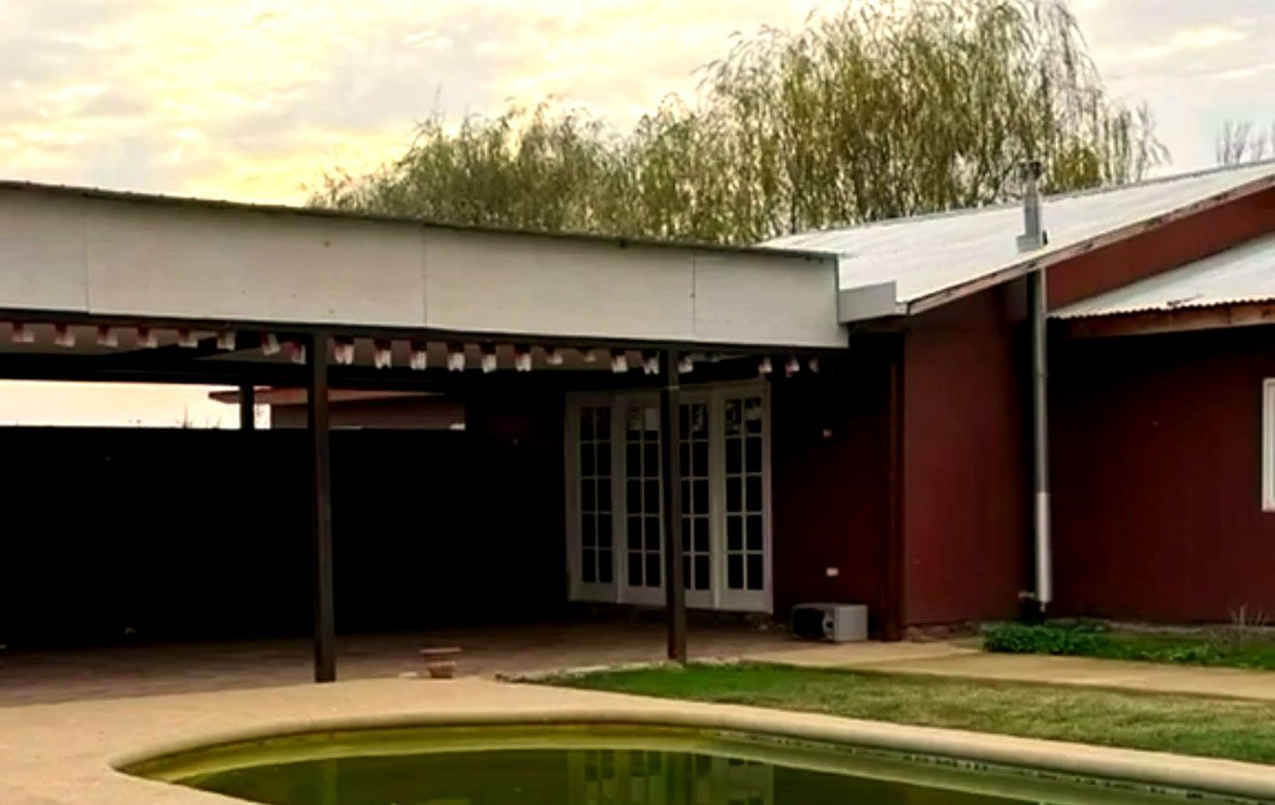 Quincho techado junto a la piscina