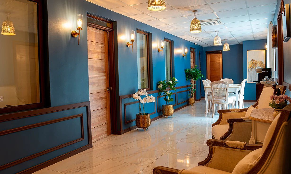 Lobby con sillones y muros azules